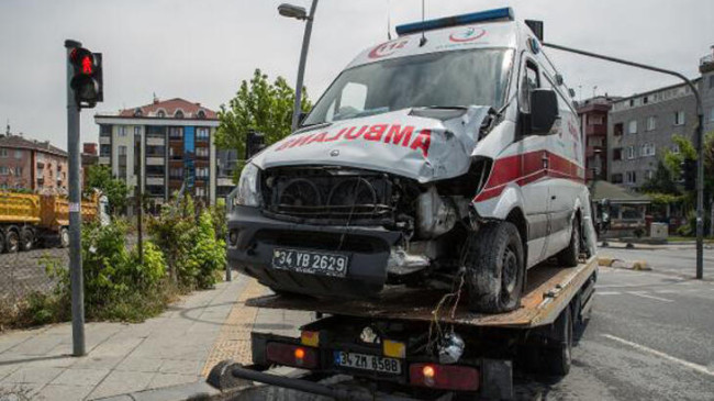 Ambulans kaza yaptı: 3 sağlık çalışanı yaralı …