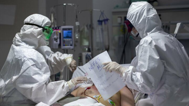 Coronavirüsle mücadelede sağlık çalışanlarının fedakarlığı görüntülendi